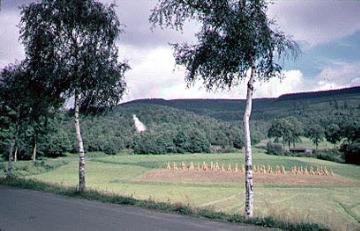 Landschaftsansicht mit rauchendem Kohlemeiler bei Walpersdorf im oberen Siegtal