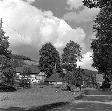 Blick auf die Kapellenschule in Obernau; erbaut 1770  (wegen des Baues der Obernautalsperre 1963 abgerissen)
