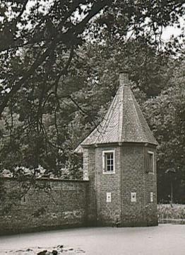 Haus Welbergen: Ringmauerpartie mit Eckpavillon der Vorburg und Gräfte