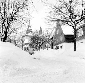 Verschneite Straße mit Blick auf die Kirche St. Jakobus der Ältere