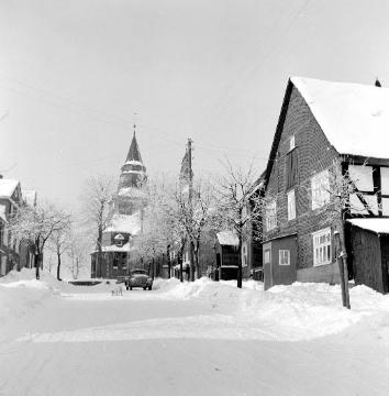 Verschneite Straßen mit Blick auf die Kirche St. Jakobus der Ältere
