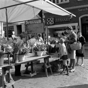 Greven, 1971: Wochenmarkt an der St. Martinus-Kirche