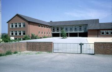 Greven, St. Marien-Hauptschule: Schulgebäude mit Pausenhof um 1971