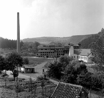 Das "Glashüttenwerk Stadtberge", errichtet 1952 auf dem Gelände der ehemaligen Kupferhütten zwischen Nieder- und Obermarsberg