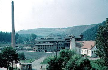 Das "Glashüttenwerk Stadtberge", errichtet 1952 auf dem Gelände der ehemaligen Kupferhütten zwischen Nieder- und Obermarsberg