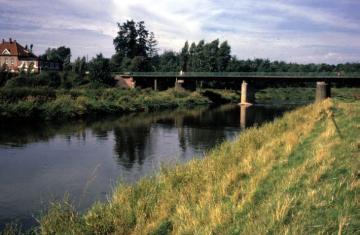 Ems bei Emsdetten-Sinningen, 1963 - links der Brücke: Gaststätte Bisping ("Waldesruh").