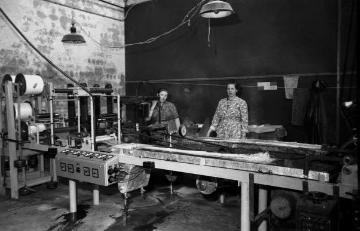 Weberei Becker (Beratex), während einer Betriebsbesichtigung, zwei Arbeiterinnen an einer Maschine