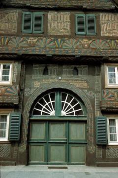 Renaissance-Fachwerk in Wiedenbrück: Rosettenornamentik und Balkenschnitzerei an der Portalfront eines Ackerbürgerhauses von 1576, Mönchstraße 8