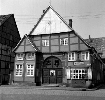 Wiedenbrück, Kirchstraße 10: Ackerbürgerhaus aus dem 17. Jahrhundert mit Auslucht und reich verziertem Eingangsportal