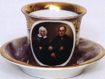 Biedermeier-Tasse mit dem Portrait des Ehepaares Schwartz