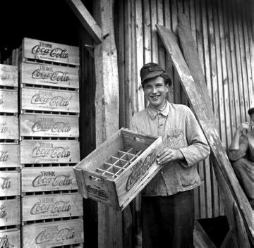 Kistenfabrik Paul Cluse, Brökerstegge, Arbeiter mit Coca-Cola-Kiste
