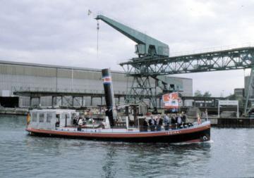 100 Jahre Dortmund-Ems-Kanal: Dampfschlepper Seima (Baujahr 1908) auf einem Schiffskorso von Dortmund nach Henrichenburg anlässlich der Jubiläumsfeier