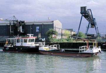100 Jahre Dortmund-Ems-Kanal: Arbeitsboot Crange (Baujahr 1998) auf einem Schiffskorso von Dortmund nach Henrichenburg anlässlich der Jubiläumsfeier