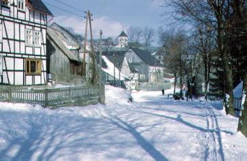 Verschneite Dorfstraße in Elkeringhausen
