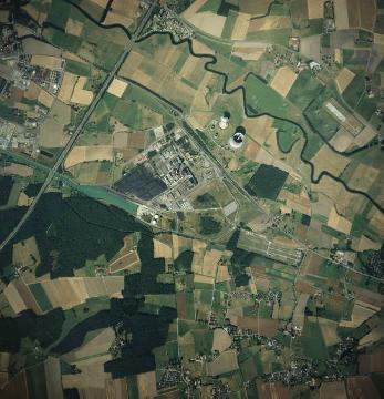 Hamm-Uentrop im Osten von Hamm, Kraftwerk HTR (Hochtemperaturreaktor) Hamm-Uentrop, im Norden die Lippe, im Süden der Datteln-Hamm-Kanal mit Hafen, im Westen die Autobahn A2 südlich der AS 19 Hamm-Uentrop