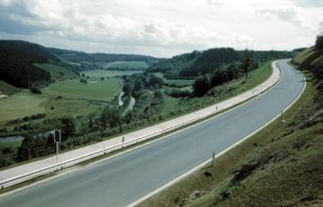 Fertig gestellte Höhenstraße am Kraghammer, erbaut im Zuge der Errichtung der Biggetalsperre 1957-1965