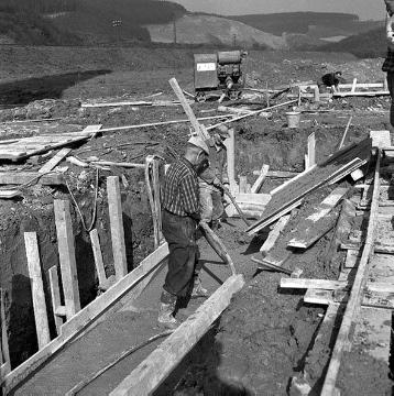 Betonierarbeiten zur Errichtung der Listertalbrücke über den 1965 gestauten Biggesee (314 m lange Doppelstockbrücke südlich des Bausenbergs bei Klinke)