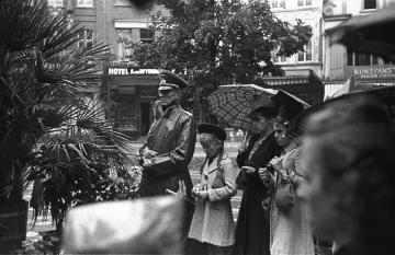 Wallfahrt in Kevelaer zur Zeit des Zweiten Weltkriegs: Hauptmann Hermann Basten (1893-1979) aus Straelen-Holt mit Ehefrau Johanna und den Töchtern Hanne und Annemie vor dem Gnadenbild, um 1943.