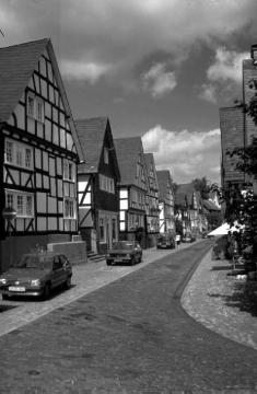 Straßenzug mit Fachwerkhäusern im historischen Altstadtviertel "Alter Flecken"