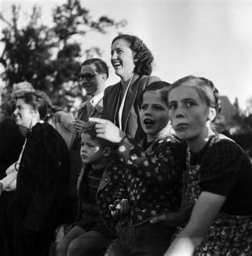 Sommerfest der Firma Becker, Zuschauer am Sportplatz, Frau Becker mit ihren Söhnen Karl-Theodor und Franz-Johann