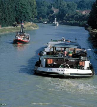 100 Jahre Dortmund-Ems-Kanal: Historischer Dampfschlepper Seima (Baujahr 1908) auf dem Weg zu einem Schiffskorso anlässlich der Jubiläumsfeier
