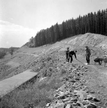 Arbeiter beim Bau der Höhenstraße am Kraghammer im Zuge der Errichtung der Biggetalsperre 1957-1965