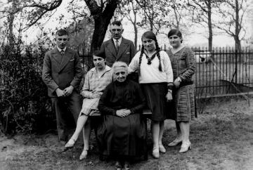 Familie des Fotografen Ignaz Böckenhoff: Frau Böckenhoff mit ihren Kindern