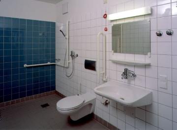 Westfälische Klinik für Psychiatrie Gütersloh, 2000: Patienten-Badezimmer im Gebäude 26.