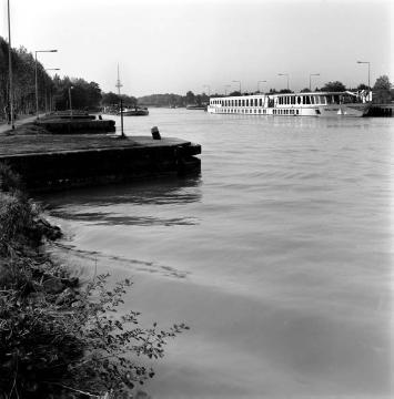 Dortmund-Ems-Kanal: Ausflugsschiff am Schiffsanleger Höhe Schleuse Münster, im Vordergrund: Ostufer mit Schiffsanlegern und Kanalpromenade
