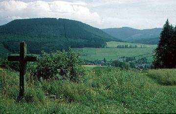 Wegekreuz am Kirchweg zwischen Elkeringhausen und Grönebach mit Blick auf die bewaldete "Alte Grimme"