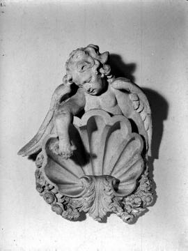 Kirchenschatz, kath. Pfarrkiche St. Nikomedes: Barockengel, Wandschmuck an einer Skulptur der "heiteren Madonna auf der Erdkugel"