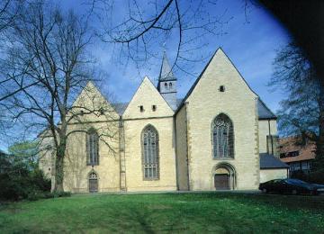 Ev. Pfarrkirche Enger, ehemalige Stiftskirche St. Dionysius - kreuzförmige Hallenkirche, errichtet 12.-14. Jh. auf frühmittelalterlichen Vorgängerbauten, gilt als Grablege des Sachsenherzogs Widukind.