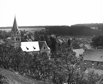Blick auf den Ort Ahden (um 1930?) und seine kath. Pfarrkirche St. Antonius, errichtet 1920