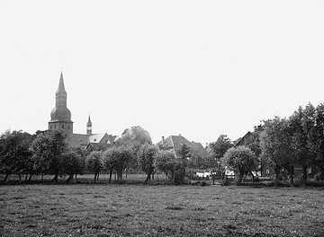Obstbaumwiese am Dorfrand von Oestinghausen mit Blick auf die Kirche St. Stephanus
