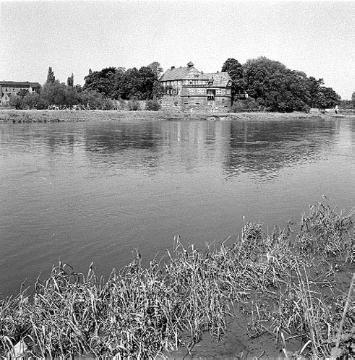 Die Weser mit Blick auf Schloss Petershagen