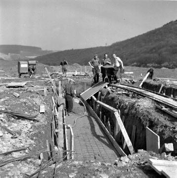Betonierarbeiten zum Bau der Stockwerkbrücke Listertal am Bausenberg bei Klinke -  314 m lange Auto- und Eisenbahnbrücke über den 1965 gestauten Biggesee