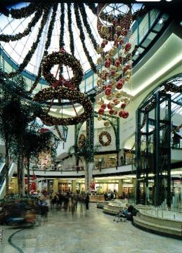 Weihnachtlich geschmücktes Einkaufszentrum "Centro"