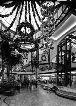 Weihnachtlich geschmücktes Einkaufszentrum "Centro"