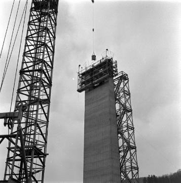 Bau eines Brückenpfeilers für die Stockwerkbrücke Listertal am Bausenberg bei Klinke - 314 m lange Auto- und Eisenbahnbrücke über den 1965 gestauten Biggesee
