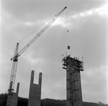 Pfeilerbau für die Stockwerkbrücke Listertal am Bausenberg bei Klinke - 314 m lange Auto- und Eisenbahnbrücke über den 1965 gestauten Biggesee