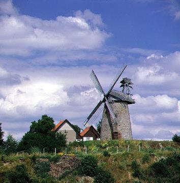 Die Liesbergmühle in Enger, 1997 - Ansicht mit Motorhaus und Fachwerkkotten, auf einer Anhöhe von 118 Meter Höhe errichtet 1756, stillgelegt 1960, Wahrzeichen der Stadt.