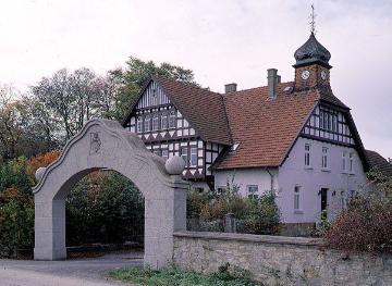 Sattelmeierhof Ringstmeyer (Ringsthof), Enger - Wohnhaus und Torbau mit Hofwappen. Ansicht im Oktober 1997.