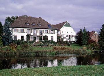 Sattelmeierhof Ebmeyer, Enger-Oldinghausen, 1997. Ansicht mit ehemaligem Mühlteich zum Betrieb einer Bokemühle (Flachsmühle) und einer Getreidemühle (nach 1945 abgerissen).