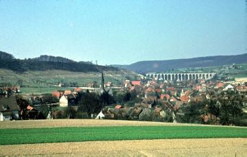Ortsbild mit Eisenbahn-Viadukt und Blick auf das Eggegebirge