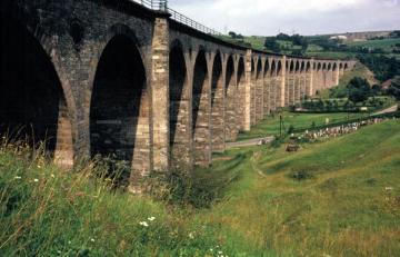 Blick auf das Eisenbahnviadukt, erbaut 1851-53, bestehend aus 24 Bögen über rd. 500 m Länge und 35 m Höhe