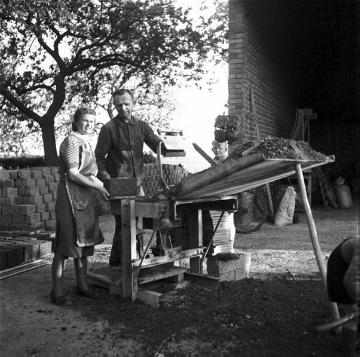 Hermann Höying, genannt Gülkas, produziert Steine (sogenannte Möppels) für seinen Neubau auf dem Hof Löchteken