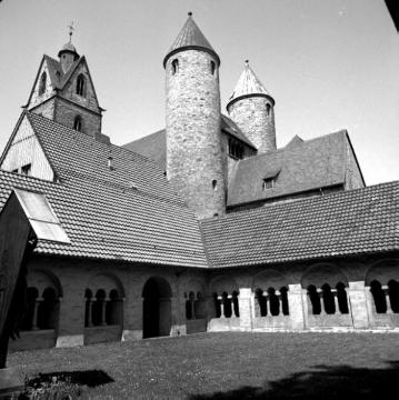 Die Busdorfkirche (ehemals St. Petrus und Andreas-Kirche): Romanische Treppentürme und Kreuzgang