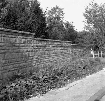 Mauer aus Grünsandstein an der Mallinckrodtstraße