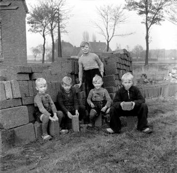 Kinder der Familie Brunsbach, Dorstener Straße, vor einem Stapel "Möppels"