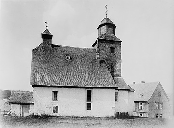 Dorfkirche in Erndtebrück mit schieferverkleidetem Ostturm (1910 abgebrochen)